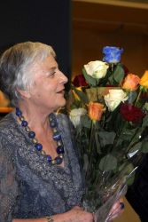 Куратор выставки Ида Гофман получила в подарок голубую розу