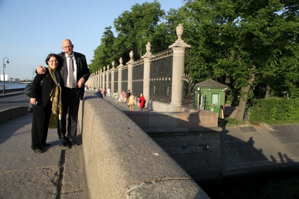 Михаэль и Айке Роде (Потсдам) у ограды Летнего сада