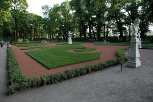 Партер Летнего сада, окаймленный кустами брусники