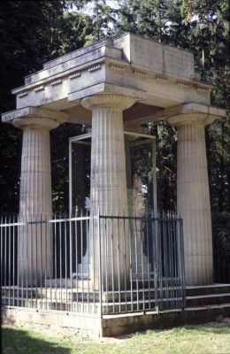 Меревиль. Памятник Куку (ныне в Шато де Жёрр)