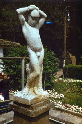 Новый Кучук-Кой. Стоящий мальчик. Скульптор А. Матвеев. Фотография 1980-х гг. Собрание семьи Жуковских