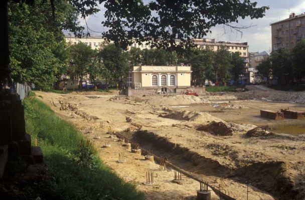 Патриаршьи пруды в Москве во время остановленного строительства подземной автостоянки. Лето 2003 года