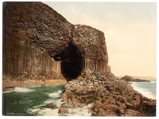 Пещера Фингала на острове Стаффа. Открытка. 1900