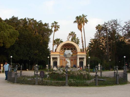 Вилла Джулия. Центральная часть сада. Солнечные часы Додекадрон. Фото И. Пащинской, 2007
