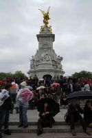 Лондон. Памятник королеве Виктории и сотни облепивших его туристов