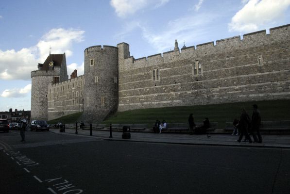 Стены Виндзорского замка нависают над городом