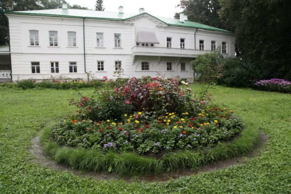 Дом Толстых окружен пышными высокими цветниками XIX века
